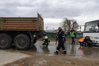 Пожарникари, спасители и полицаи участваха в тактическо учение по спасяване и транспортиране на ранени при катастрофа между автобус с пътници и автоцистерна