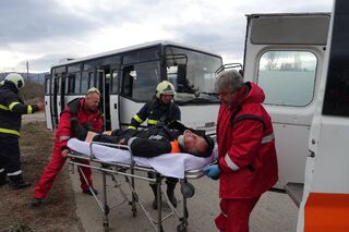 Пожарникари, спасители и полицаи участваха в тактическо учение по спасяване и транспортиране на ранени при катастрофа между автобус с пътници и автоцистерна