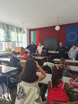 Петокласници посетиха РУ- Велики Преслав и се запознаха  с полицейската професия