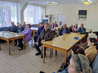 Полицейски служители от участъка в Каспичан проведоха среща с хора от третата възраст в града и им разясниха как да се предпазят от измами