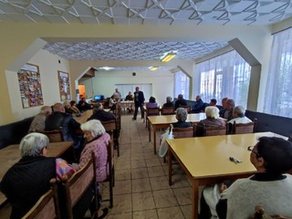 Полицейски служители от участъка в Каспичан проведоха среща с хора от третата възраст в града и им разясниха как да се предпазят от измами