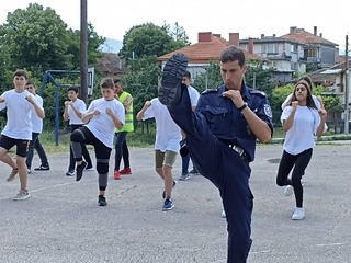 Ученици от СУ “Св.св. Кирил и Методий“ – Смядово завършиха двугодишен обучителен курс по програма Детско полицейско управление