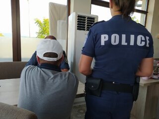 Трима извършители на измами и техен помагач са задържани в резултат на предприети незабавни полицейски действия