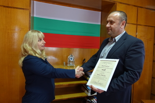 Инспектор Ирина Панова от РУ- Шумен с приз от Института по социално дейности и практики
