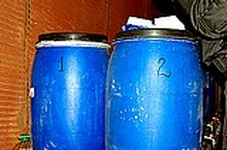 350 мастербокса цигари и 13 тона спирт са открити при акция на антимафиоти и полицаи в Шумен. Трима са задържани