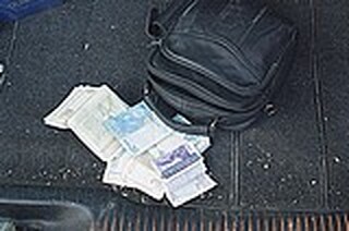 350 мастербокса цигари и 13 тона спирт са открити при акция на антимафиоти и полицаи в Шумен. Трима са задържани