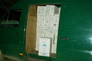 350 мастербокса цигари и 13 тона спирт са открити при акция на антимафиоти и полицаи в Шумен. Трима са задържани