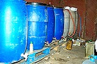 350 мастербокса цигари и 13 тона спирт са открити при акция на антимафиоти и полицаи в Шумен. Трима са задържани