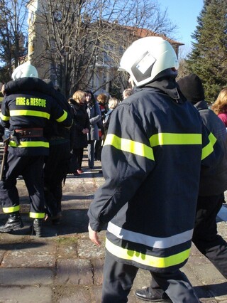 Пожарникари и полицейски служители участваха в практическо занятие за реакция при усложенена обстановка 