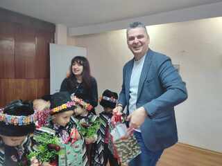 Коледарчета от ДГ „Роза“ гостуваха в полицията