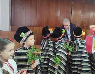 Коледарчета от ДГ „Роза“ гостуваха в полицията