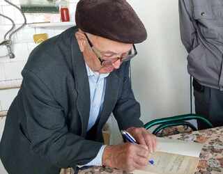 Директорът на пожарната в Силистра изненада огнеборец-ветеран за 90-годишния му юбилей