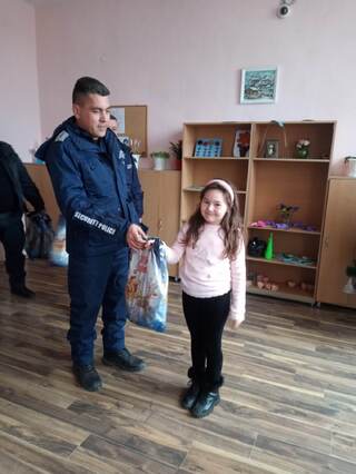 Полицаи зарадваха с подаръци деца от село Добротица