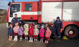 Коледарчета гостуваха на силистренските пожарникари