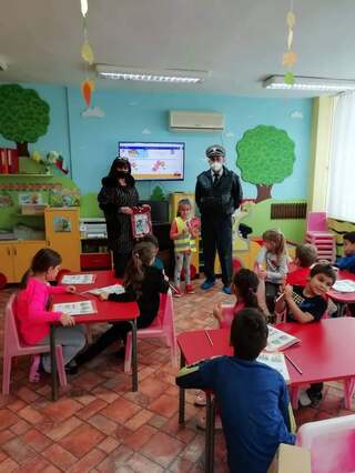 Полицейски служители помагат на децата в община Тутракан да усвоят правилата за пътна безопасност