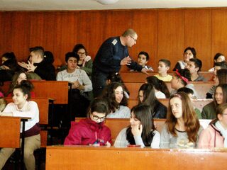 Полицаи разговарят с ученици от силистренските училища за пътната безопасност