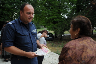 В село Иширково силистренски криминалисти беседваха с възрастните хора за телефонните измами