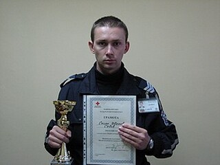 Силистренският автоконтрольор Стоян Савов с купа от Националното състезание „Пътен полицай на годината”