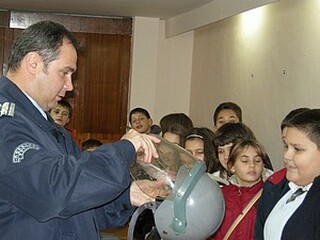Деца гостуваха на силистренските полицаи по случай професионалния им празник