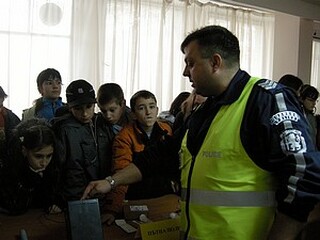 Деца гостуваха на силистренските полицаи по случай професионалния им празник