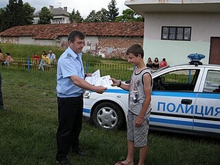 С демонстрация на полицейски кучета завърши учебната година в Детска полицейска академия – Алфатар