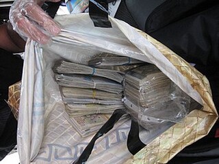 Служители на ТЗ „Борба с организираната престъпност” задържаха трима мъже, теглили пари от банкомати с фалшиви кредитни карти