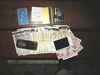 Двама мъже са задържани в момент на теглене на пари с фалшиви банкови карти при операция на силистренските антимафиоти