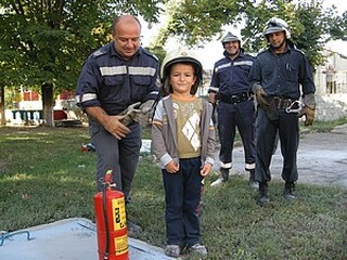 Евакуация в случай на пожар проиграха днес в ЦДГ „Добруджа” 