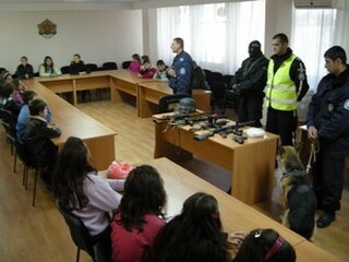 Деца гостуваха в полицията в Деня на отворените врати