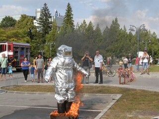 Пожарникари направиха демонстрация в центъра на Силистра