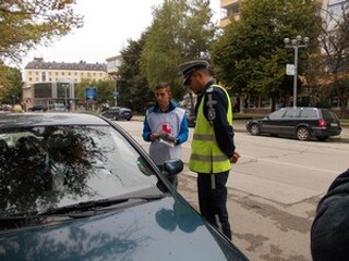 В Европейския ден без загинали на пътя пътни полицаи и активисти на БМЧК проведоха съвместна акция в Силистра
