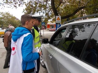 В Европейския ден без загинали на пътя пътни полицаи и активисти на БМЧК проведоха съвместна акция в Силистра