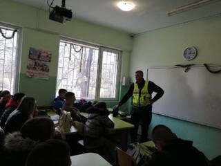 Пътни полицаи учат младите и бъдещи шофьори на отговорно поведение на пътя