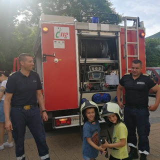 Пожарникари зарадваха децата на Сливен