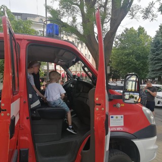 Пожарникари зарадваха децата на Сливен