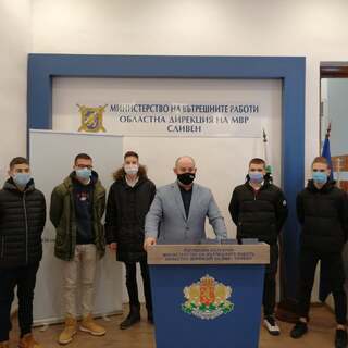 Старши комисар Димитър Величков награди петима ученици от ППМГ „Добри Чинтулов”-Сливен за проявен героизъм