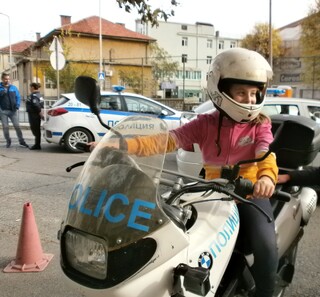 250 четвъртокласници от сливенските училища станаха полицаи за един ден 
