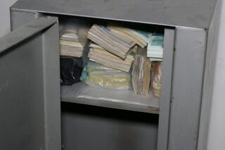 Задържан е 43-годишен мъж по обвинение за  кражба на голяма сума пари от офис на фирма в град Сливен
