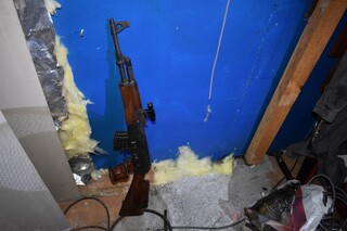 Производство на наркотици и притежание на незаконно ловно оръжие са разкрили криминалисти на РУ-Сливен