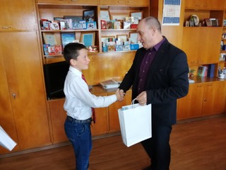 Старши комисар Димитър Величков връчи награди на участници в националния конкурса за детска рисунка „Полицаят е мой приятел и учител”