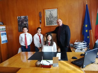 Старши комисар Димитър Величков връчи награди на участници в националния конкурса за детска рисунка „Полицаят е мой приятел и учител”