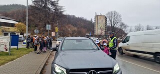 Участници от Детска полицейска академия в Смолян и пътни полицаи с есенни послания за безопасност на пътя