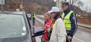 Участници от Детска полицейска академия в Смолян и пътни полицаи с есенни послания за безопасност на пътя