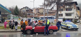 Участници от Детска полицейска академия в Смолян и пътни полицаи с есенни послания за безопасност на пътя