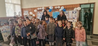 Малчугани от ДГ „Буратино” на посещение в ОДМВР Смолян – запознаване с професията полицай