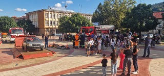 Впечатляваща демонстрация на професионални умения на смолянските пожарникари в центъра на областния град