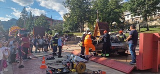 Впечатляваща демонстрация на професионални умения на смолянските пожарникари в центъра на областния град