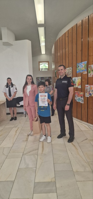 Награждаване на първенците в конкурса за детска рисунка „С очите си видях бедата“.