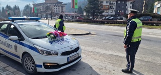 Цветя за дамите зад волана от Пътна полиция.