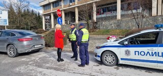 Цветя за дамите зад волана от Пътна полиция.